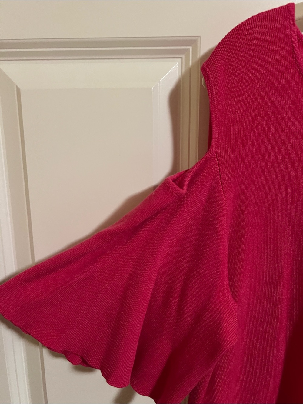 NWOT Belle hot pink cold shoulder top. Size M - Picture 4 of 7